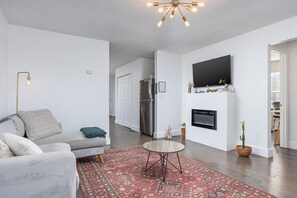 Smart-tv, eldstad och kontor