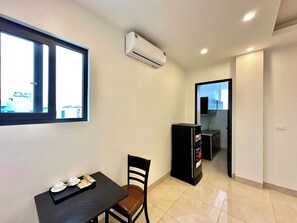 Apartamento superior, vista para a cidade | Opções para refeição no quarto