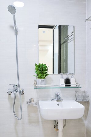 Superior Apartment, City View | Bathroom | Shower, rainfall showerhead, free toiletries, hair dryer - T&T Hotel apartment (Hanoi)