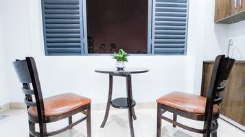 Phòng đôi Deluxe, 1 giường cỡ king | Khu vực ăn uống tại phòng