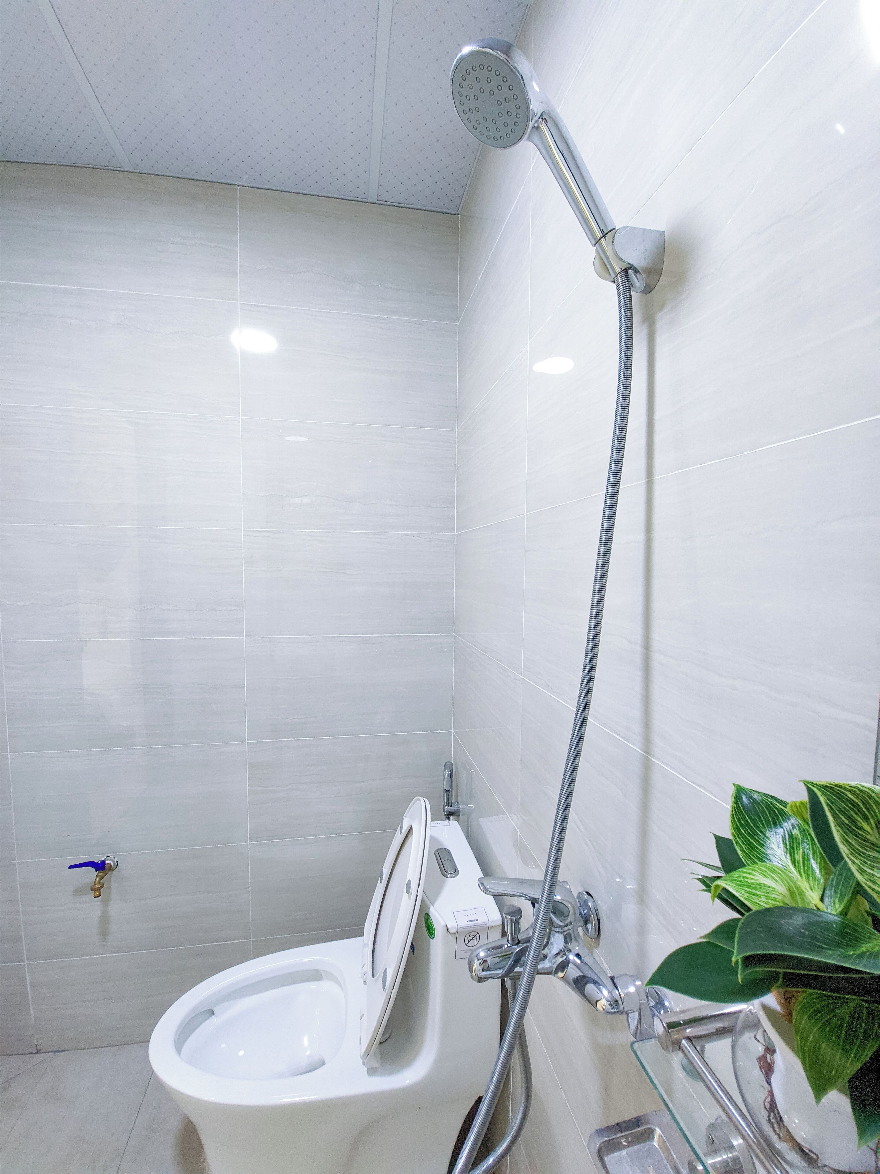 Un baño moderno con ducha, inodoro y lavamanos.
