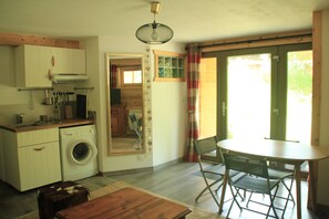 Apartamento | Cozinha privada | Geladeira, fogão, cafeteira/chaleira, chaleira elétrica
