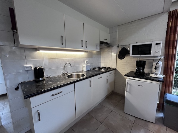 Fridge, dishwasher, coffee/tea maker, electric kettle
