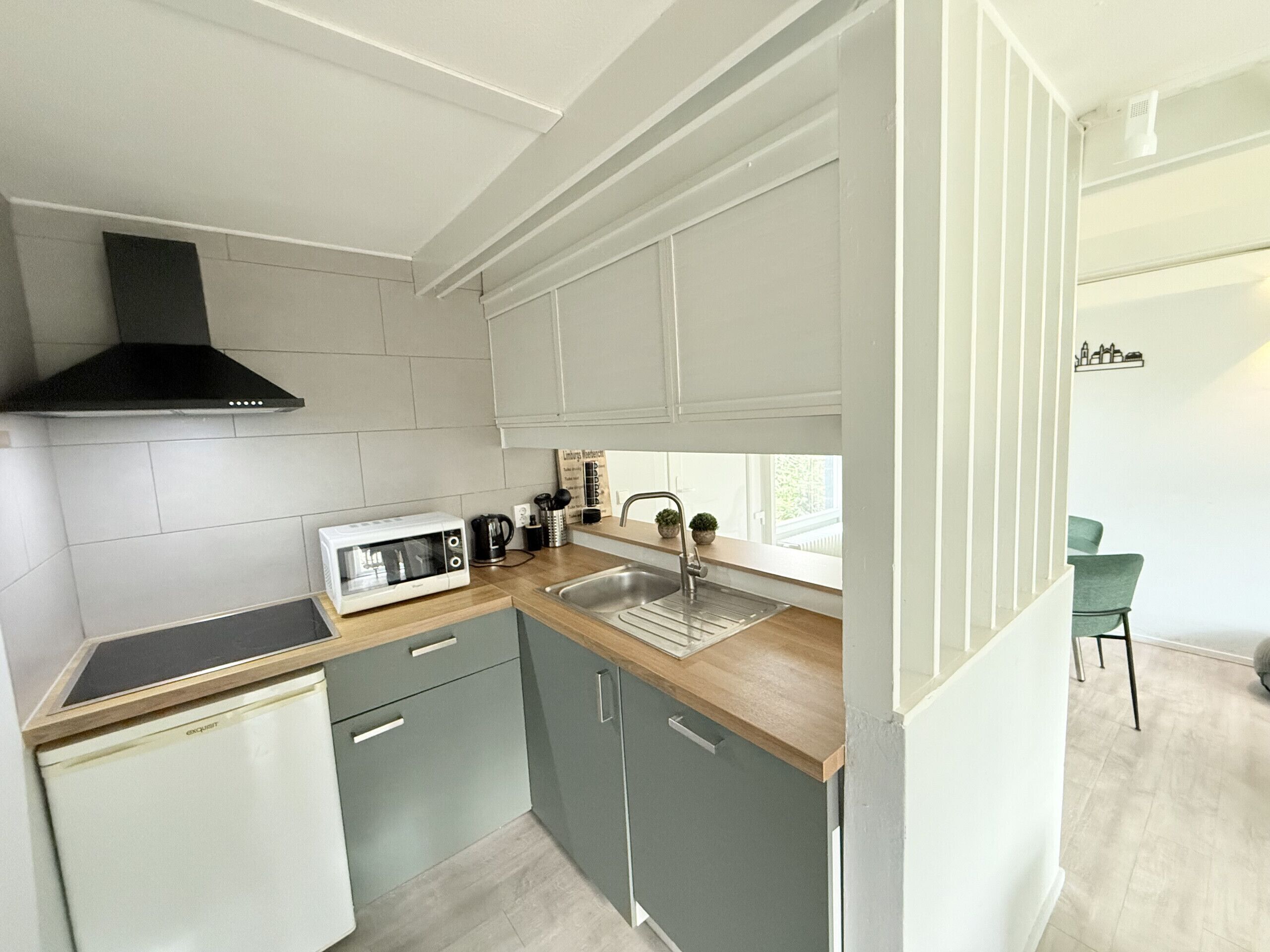 Frigorifero, microonde, macchina per tè/caffè, bollitore elettrico