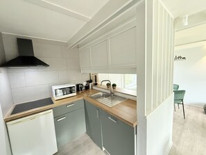 Kühlschrank, Mikrowelle, Wasserkocher mit Kaffee-/Teezubehör
