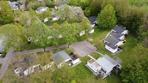 An aerial view of a residential area with modern houses, green lawns, and trees. - Bungalowpark Simpelveld - Schakel 5 (Simpelveld)
