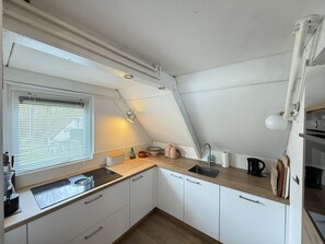 Kjøleskap, mikrobølgeovn, kaffetrakter/tekoker og vannkoker