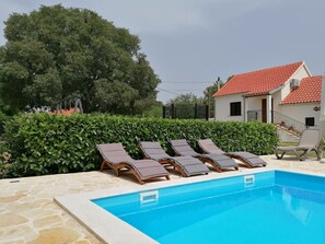 Unclassified image, 4 of 36, button