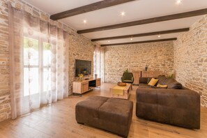 TV, fireplace