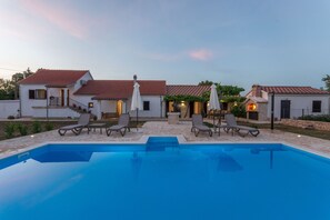 Unclassified image, 5 of 36, button