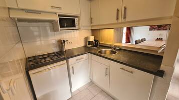 JÀÀkaappi, liesi, kahvin-/teenkeitin, vedenkeitin