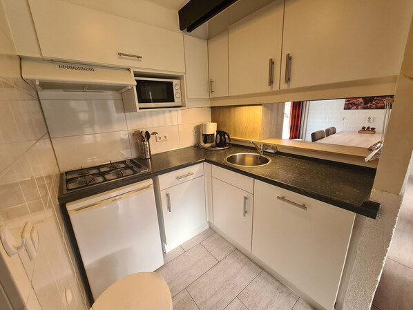 Fridge, coffee/tea maker, electric kettle, cookware/dishes/utensils - Bungalowpark Simpelveld - Alpha 87 (Simpelveld)