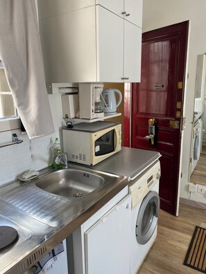 Kühlschrank, Mikrowelle, Herdplatte, Wasserkocher mit Kaffee-/Teezubehör