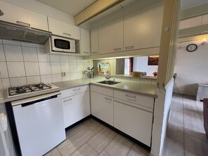 Réfrigérateur, lave-vaisselle, cafetière/bouilloire