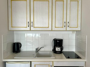 Fridge, microwave, stovetop, coffee/tea maker - Cozy studio with sea view, pets allowed (Saint-Jean-de-Monts)