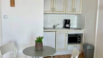 Réfrigérateur, micro-ondes, plaque de cuisson, cafetière/bouilloire