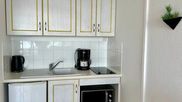 Réfrigérateur, micro-ondes, plaque de cuisson, cafetiÚre/bouilloire