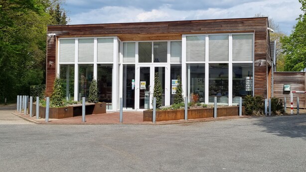 Un edificio moderno con ampie vetrate e rivestimento in legno.