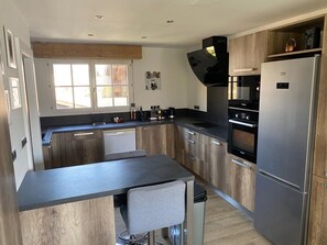 Fridge, microwave, dishwasher, toaster - Spacious lodging in Gérardmer with lake view, 3 bedrooms, Wi-Fi and parking (Gérardmer)