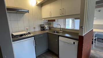 Kjøleskap, oppvaskmaskin, kaffetrakter/tekoker og vannkoker