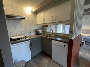 Fridge, dishwasher, coffee/tea maker, electric kettle