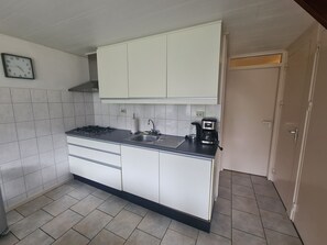 Køleskab, kaffe-/temaskine, elkedel, køkkentøj/tallerkener/redskaber