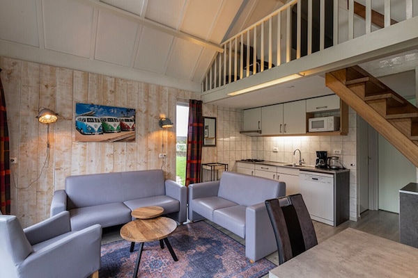 Bungalowpark Simpelveld – Delta 108 EEZZ Salon cuisine table à manger