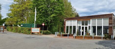 Un bâtiment moderne doté de grandes fenêtres, d’une enseigne et d’un panneau indiquant l’interdiction d’accès.