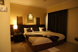 Dobbeltrom – deluxe, byutsikt | Sengetøy av topp kvalitet, skrivebord og skrivebord for bærbar PC