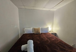 3 habitaciones, tabla de planchar con plancha y cuna de viaje 
