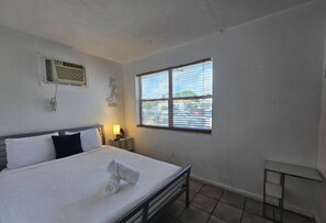 3 habitaciones, tabla de planchar con plancha y cuna de viaje 
