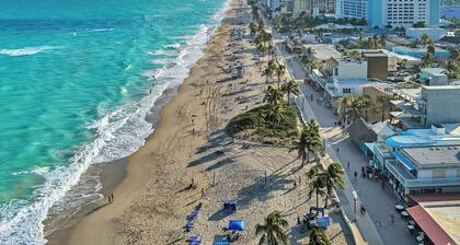 Sunny Hollywood Pool Home ~ Near Beach & Casino