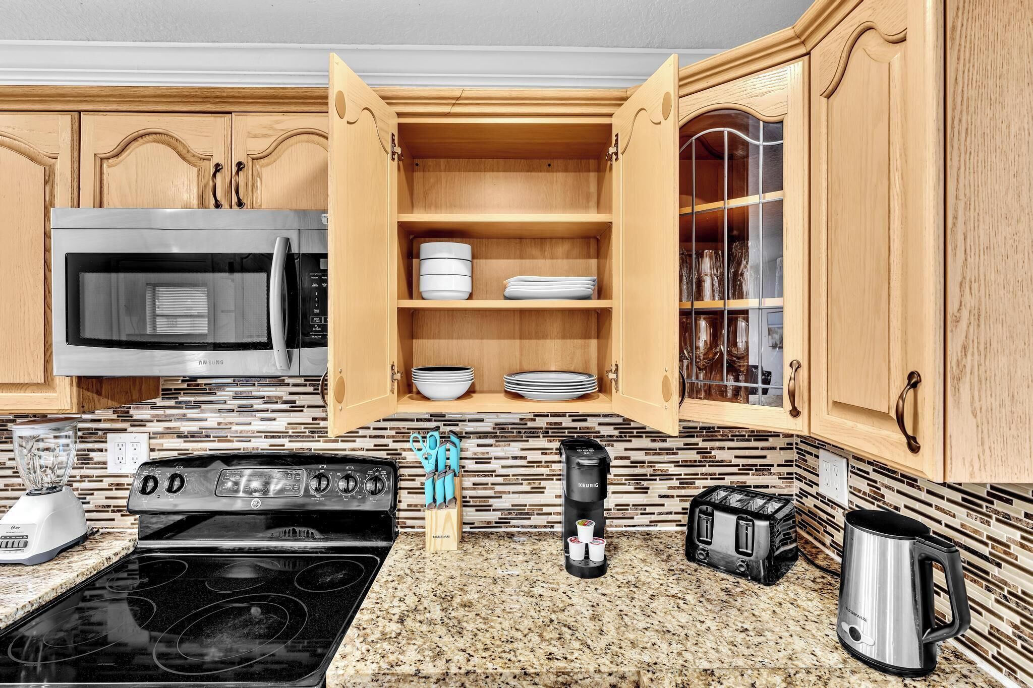 Fridge, microwave, stovetop, dishwasher