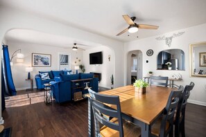 智能電視、壁爐、書籍