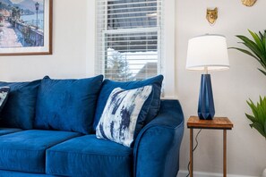 Smart TV, fireplace, books - Blue Haven Cottage | Spacious 2BD in the Heights (Peoria Heights)