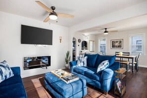 Smart TV, fireplace, books - Blue Haven Cottage | Spacious 2BD in the Heights (Peoria Heights)