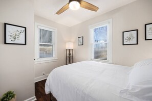 2 bedrooms, desk, iron/ironing board, WiFi - Blue Haven Cottage | Spacious 2BD in the Heights (Peoria Heights)