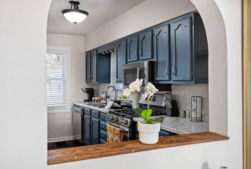 Blue Haven Cottage | Spacious 2BD in the Heights