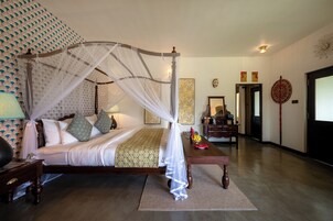 2 bedrooms, premium bedding, minibar, in-room safe