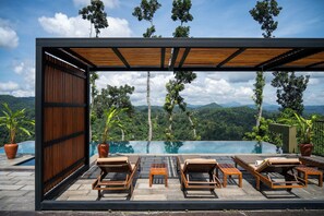 Outdoor pool, sun loungers - Riverdale Bungalow (Kandy)