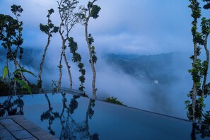 Outdoor pool, sun loungers - Riverdale Bungalow (Kandy)