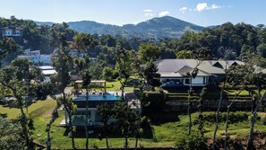 Un quartiere residenziale con case, una piscina e vista sulle montagne.