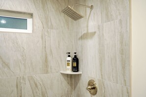 Douche, sèche-cheveux, serviettes fournies, savon