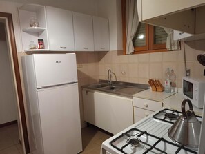 ثلاجة، ميكروويف، فرن، موقد طهي مسطح