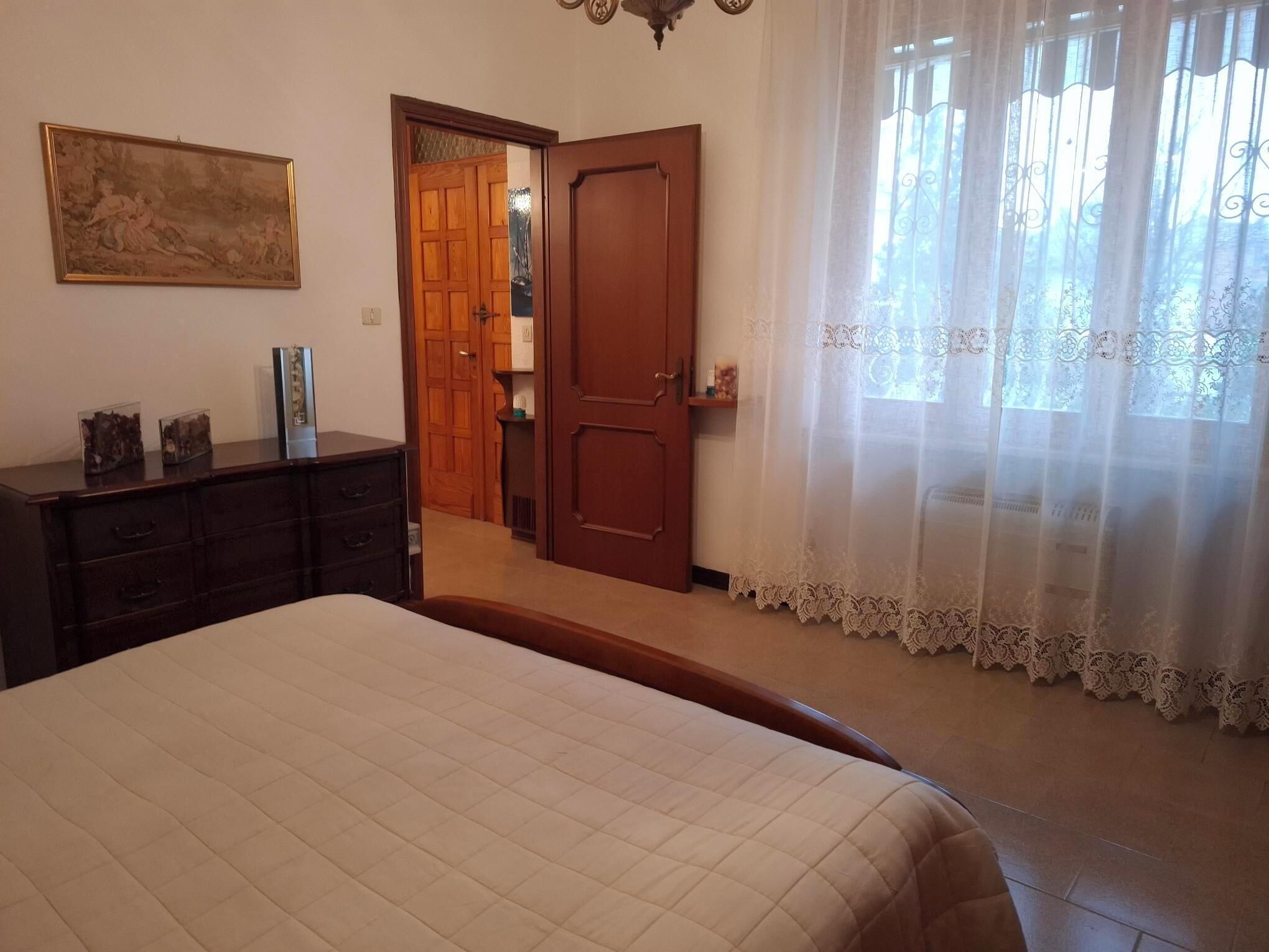 1 bedroom, travel crib, bed sheets