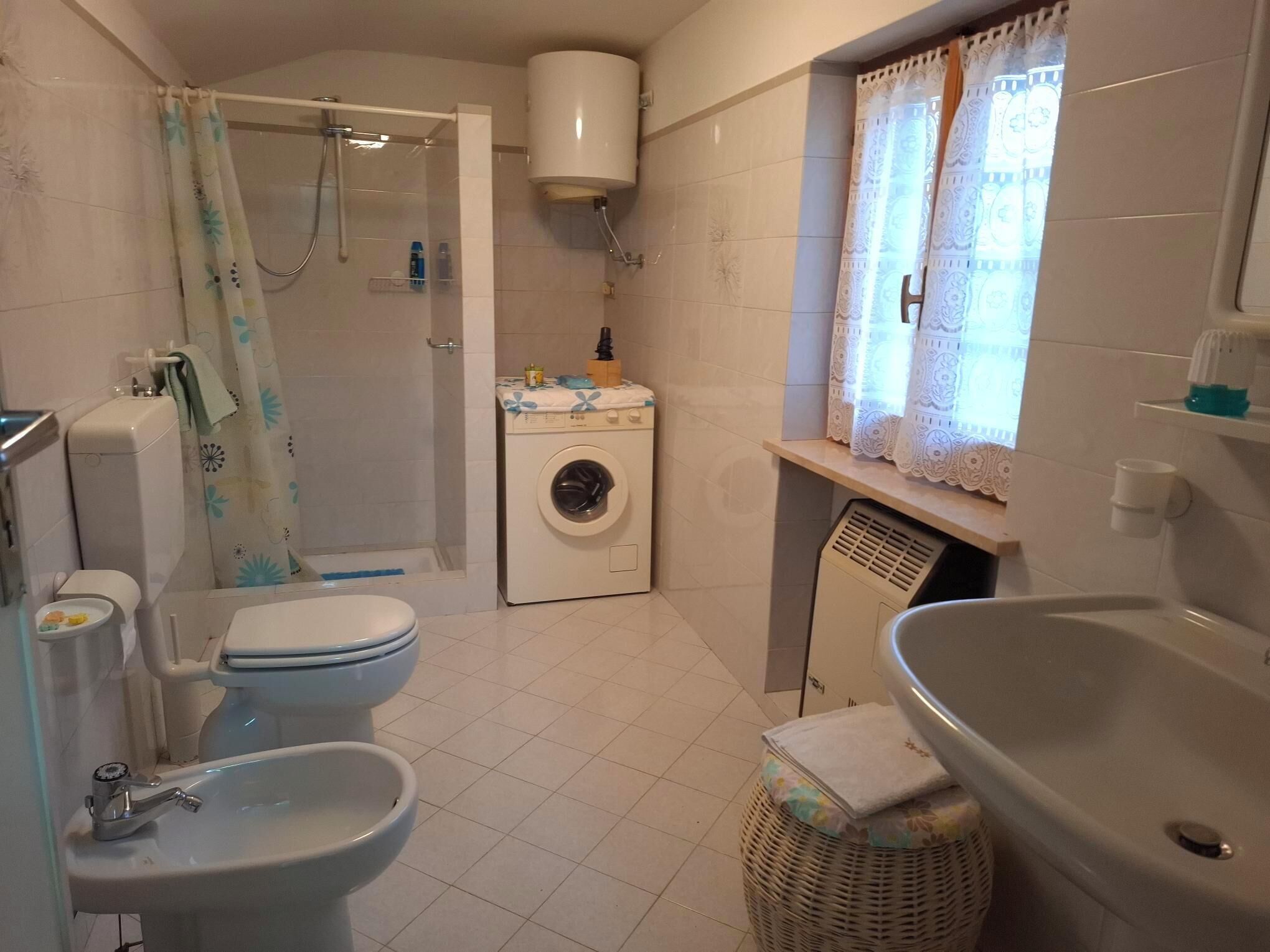 Douche, sèche-cheveux, bidet, serviettes fournies
