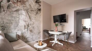 Apartment | Living room | Flat-screen TV