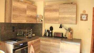 Apartemen | Dapur pribadi | Lemari es, oven, mesin pembuat kopi/teh, dan ketel listrik