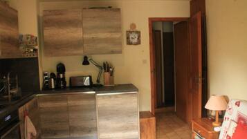 Apartemen | Dapur pribadi | Lemari es, oven, mesin pembuat kopi/teh, dan ketel listrik