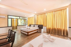 Family Room | Desk, free WiFi